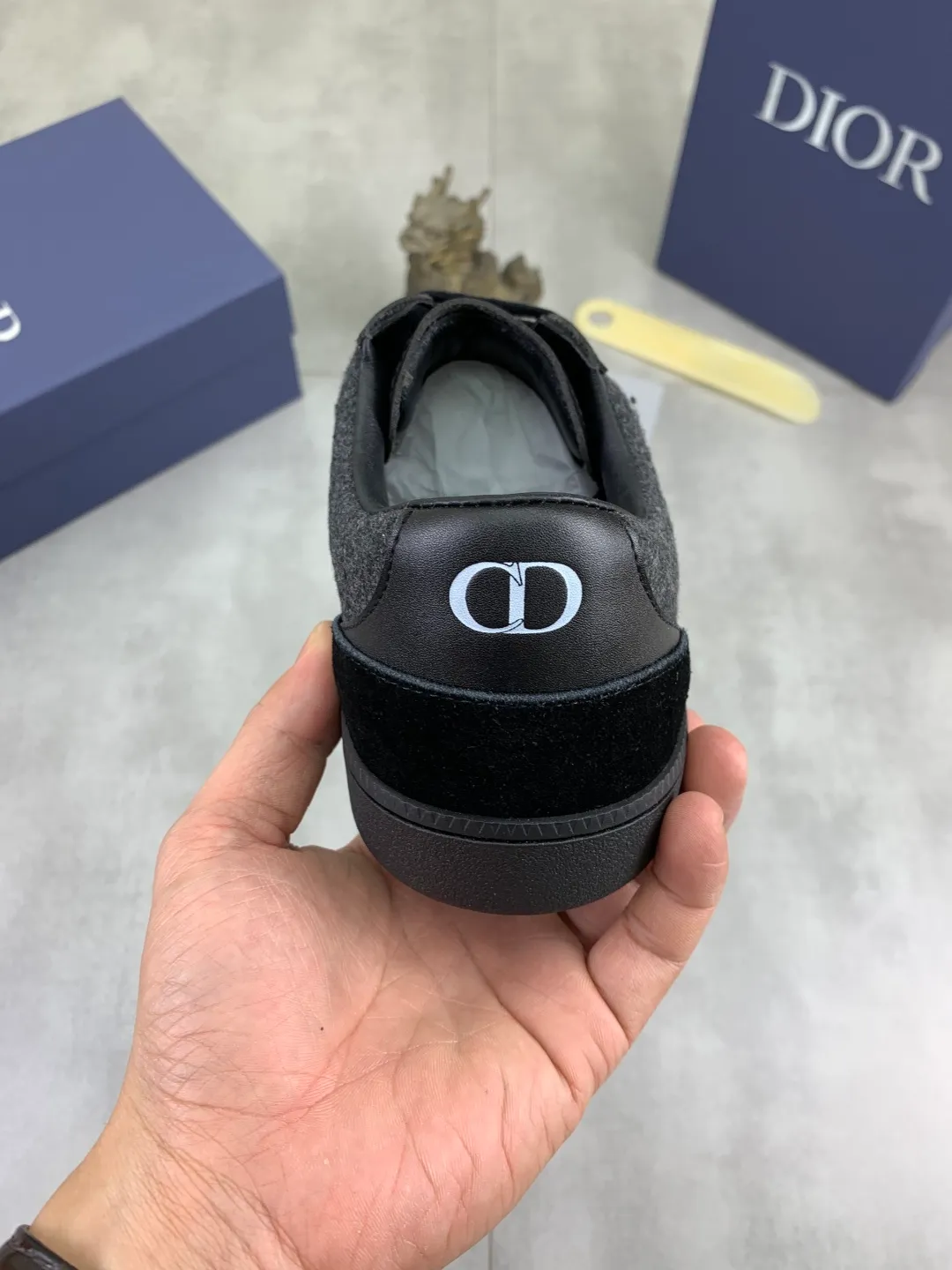 Men's shoes 💰P380 New Dior B01 moral training shoes, white first-layer cowhide, original molded outsole. New to the fall collection, this sneaker marks the return of a Dior classic, reinterpreted in a stylish and elegant silhouette. Crafted from white smooth first-grain cowhide with a tonal silk sheepskin lining, it features the Dior logo on the tongue and inner sides, and a CD icon on the heel. Paired with Tpu anti-slip soles of the same color, it can be matched with various styles to create a sophisticated look.  Code number: 38-44